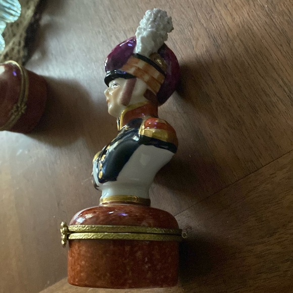 COPY - Vintage Limoges Soldier Hinged Trinket Box - Picture 2 of 7